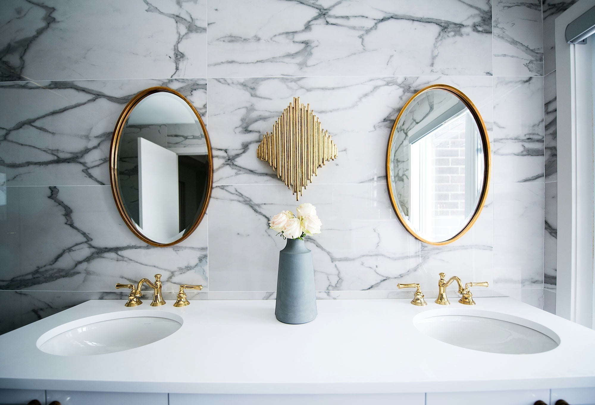 Decorate a Luxurious Bathroom With These Pro Tips