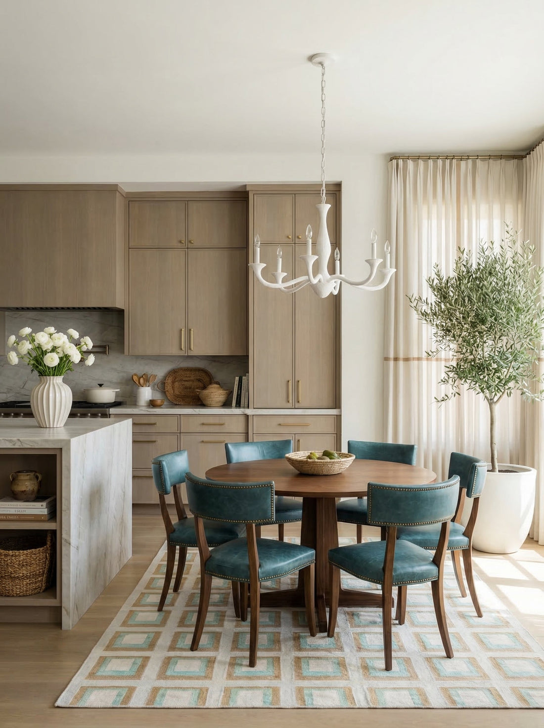 Maple vs. Oak Cabinets: Which Wood is Right for Your Kitchen?