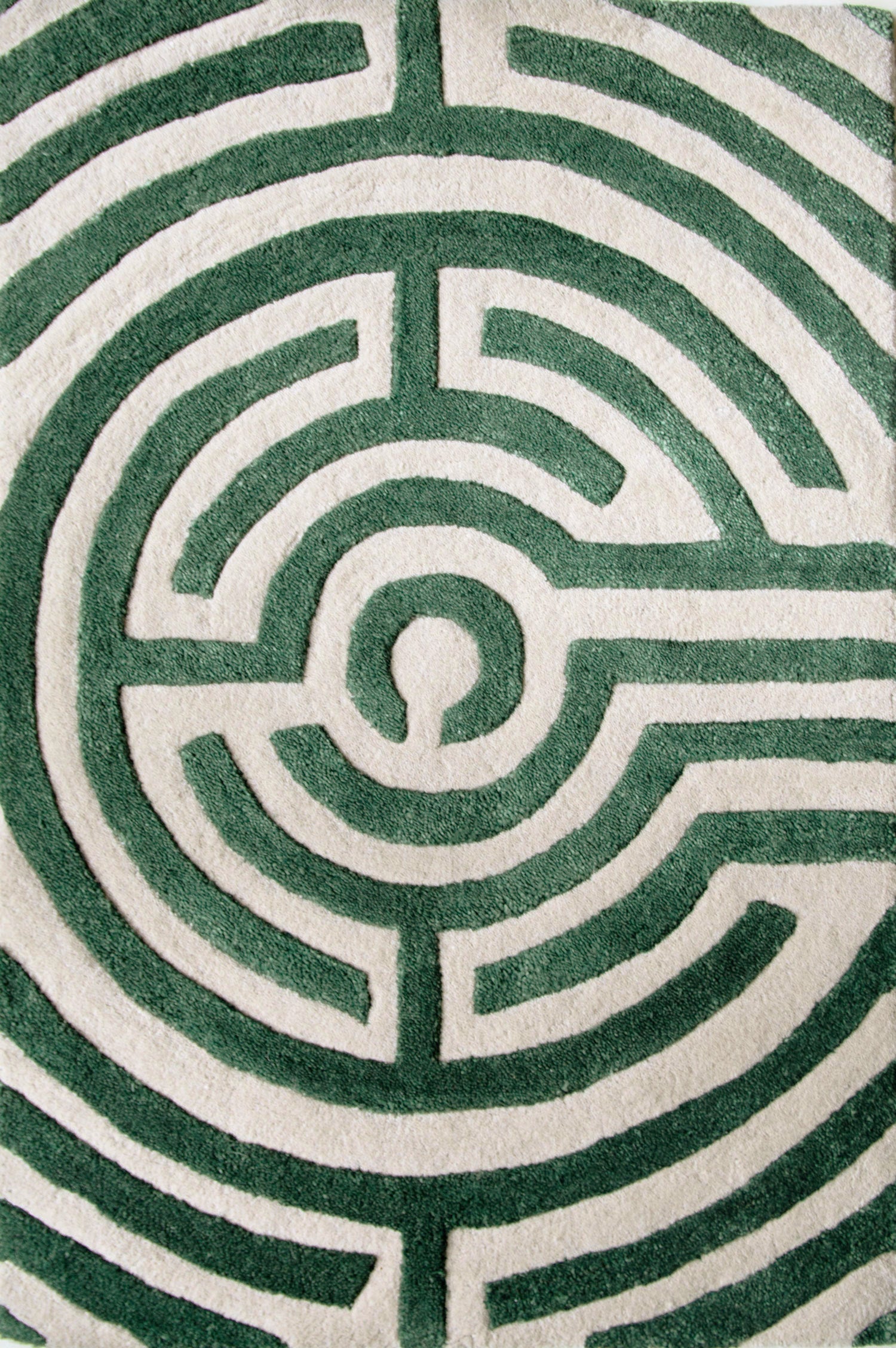 Maze luxury floor rug with a green border outlining a beige maze